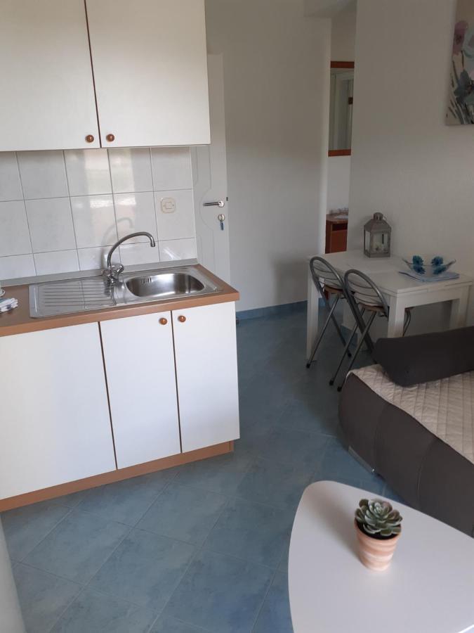Apartments Lozina Drvenik  Eksteriør billede